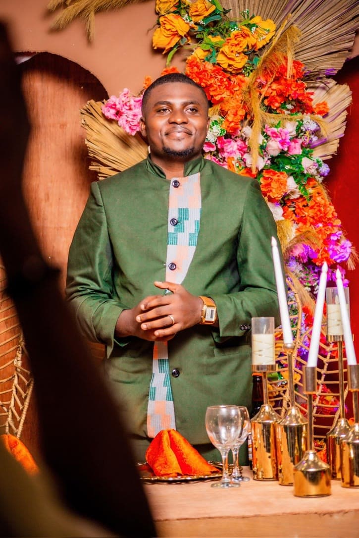 Gift Bambi Nzuzi en tenue verte à motif kente