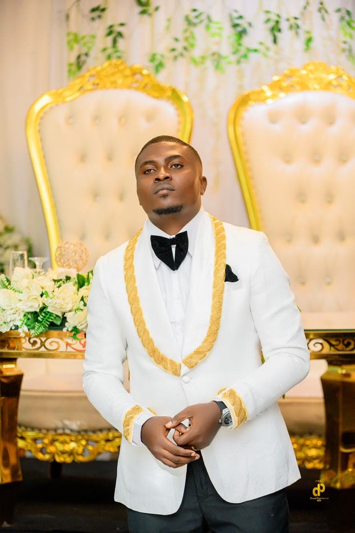 Portrait de Gift Bambi Nzuzi en smoking blanc